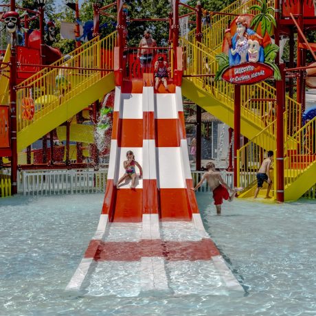 Best waterpark and waterslides - Pirates Bay Waterpark in Leesburg AL (Northern Alabama), a sprawling aquatic playground located on a hilltop overlooking Weiss Lake. There’s fun for everyone with tube slides, body slides, multiple pools, waterfalls, splash playground, food, drinks, parties, and so much more!